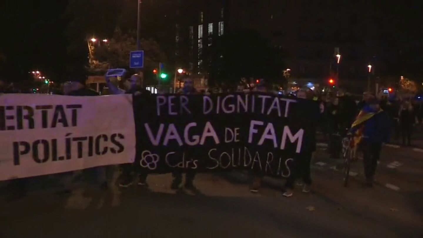 Los CDR cortan la Diagonal de Barcelona exigiendo la dimisi&oacute;n del conseller de Interior por las cartas de los Mossos