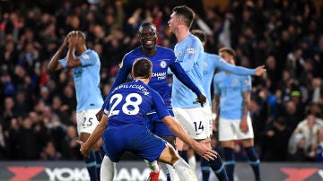 Kanté celebra su gol con el Chelsea y los jugadores del City lamentan la jugada