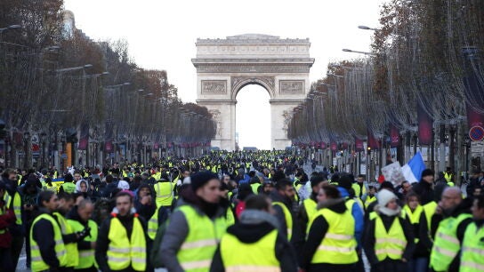 "Chalecos amarillos" caminan por la avenida de los Campos El&iacute;seos hasta la Plaza de la Concordia
