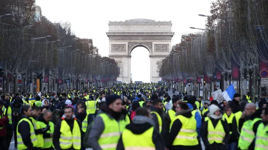 "Chalecos amarillos" caminan por la avenida de los Campos Elíseos hasta la Plaza de la Concordia "Chalecos amarillos" caminan por la avenida de los Campos Elíseos hasta la Plaza de la Concordia