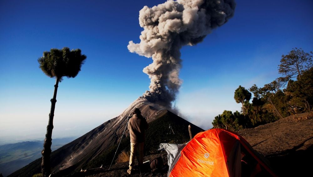 Volcán Acatenango columna de humo