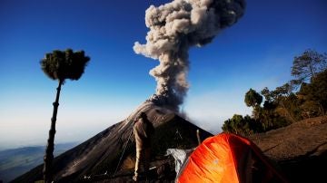 Volcán Acatenango columna de humo