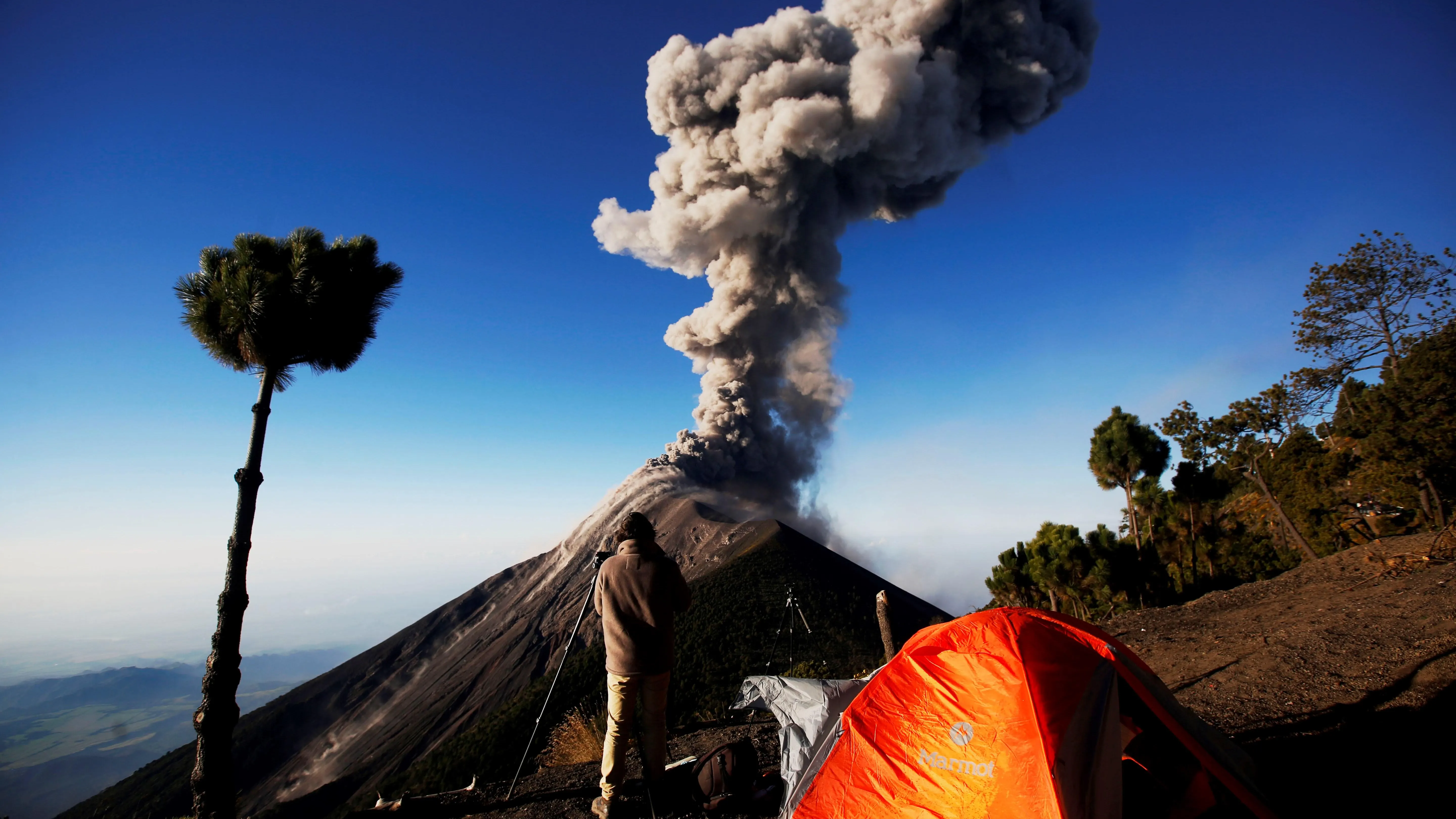 Volcán Acatenango columna de humo