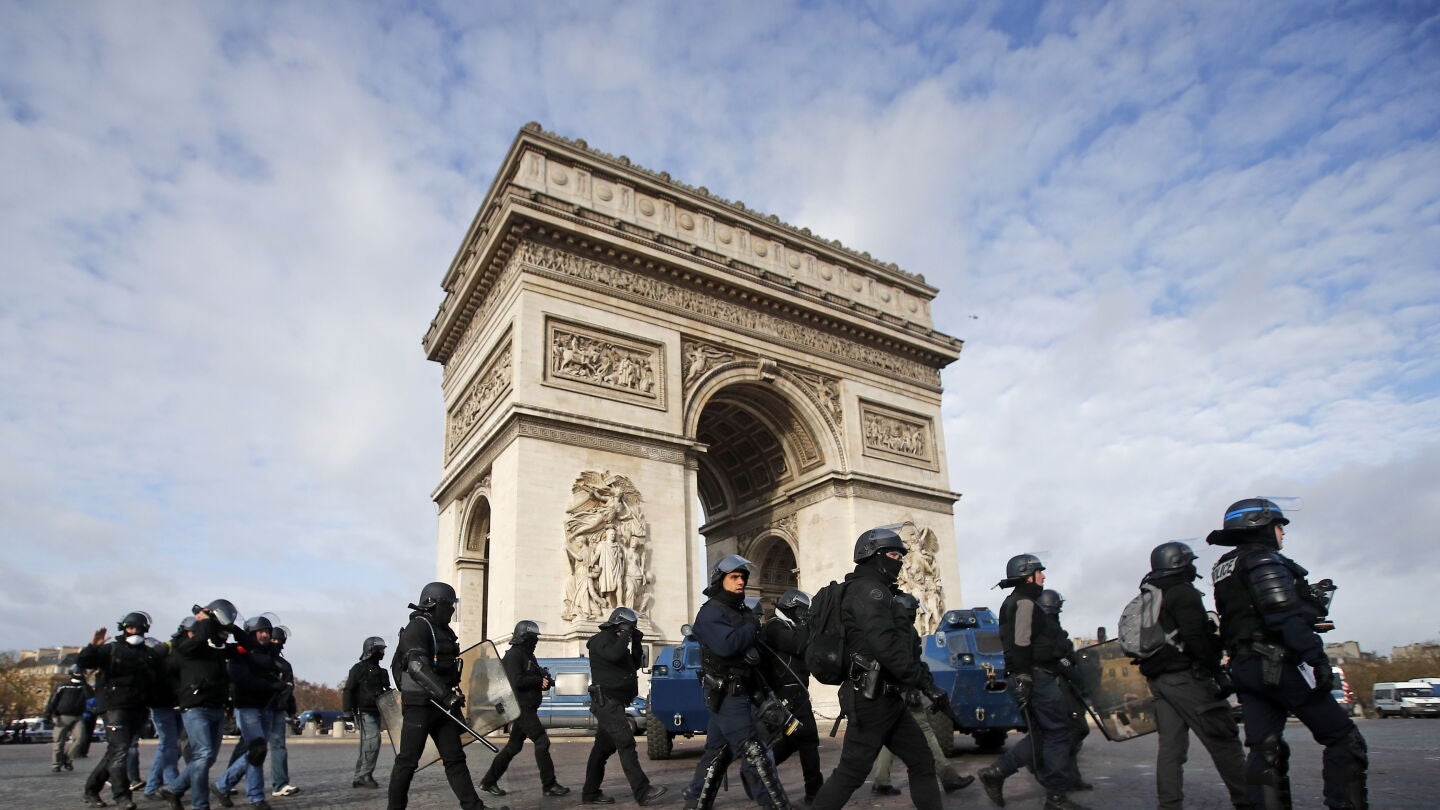 Par&iacute;s cierra sus atracciones tur&iacute;sticas de cara a una nueva jornada de disturbios de los 'chalecos amarillos'