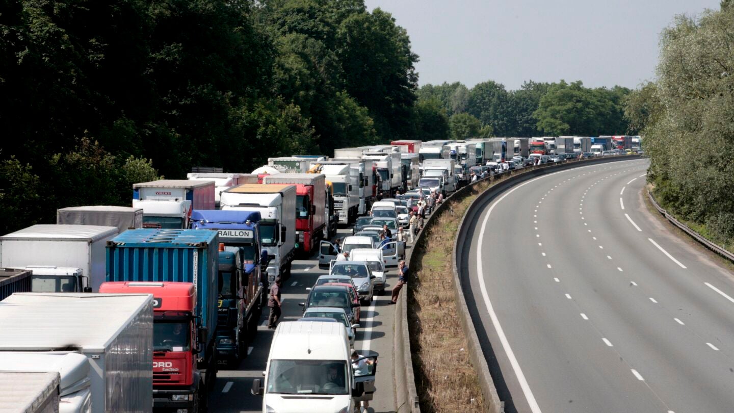 Imagen de archivo de una retenci&oacute;n provocada por un grupo de camioneros franceses