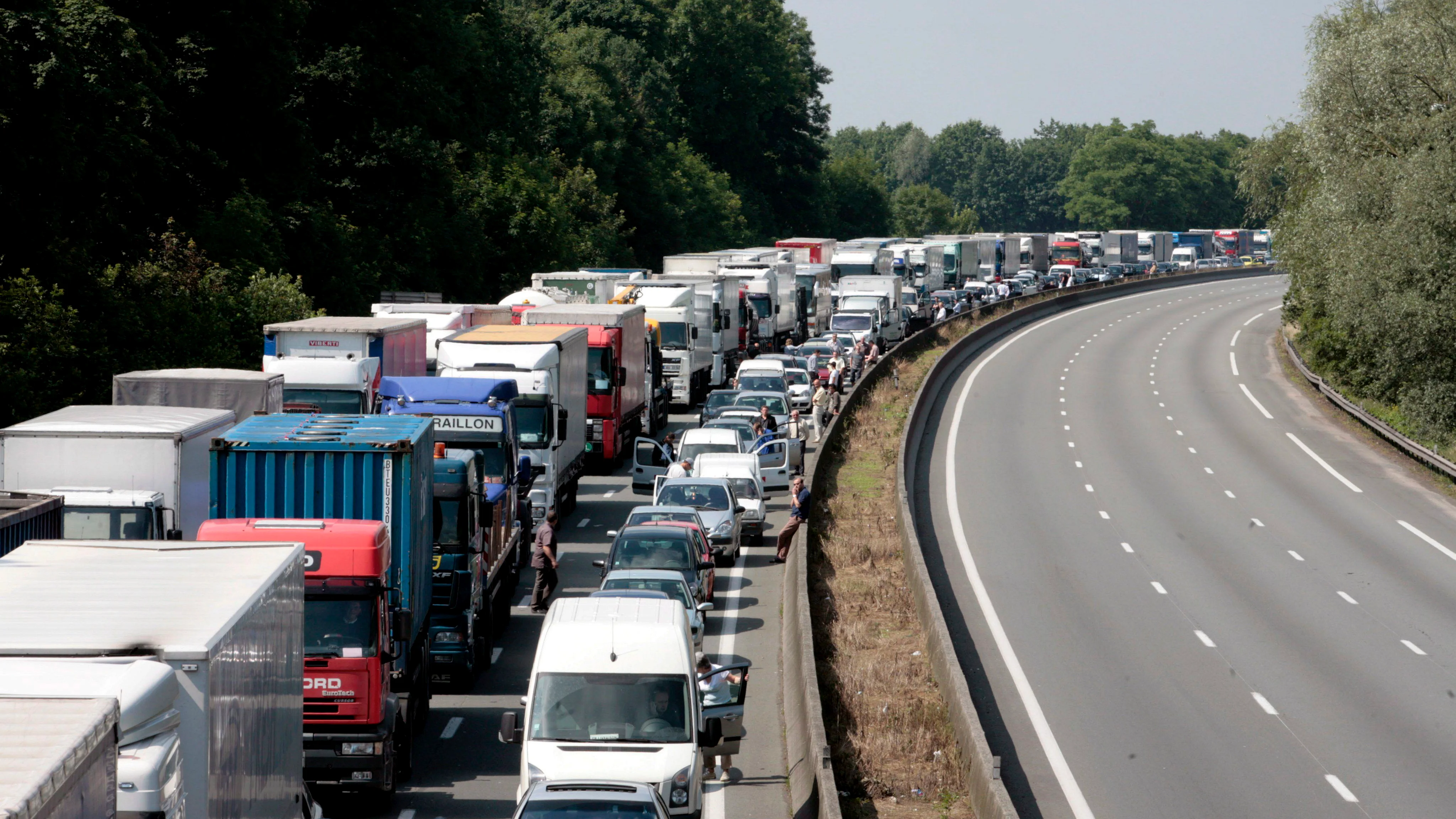 Imagen de archivo de una retención provocada por un grupo de camioneros franceses