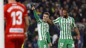 Lo Celso y Sidnei celebran el gol del argentino en el Villamarín