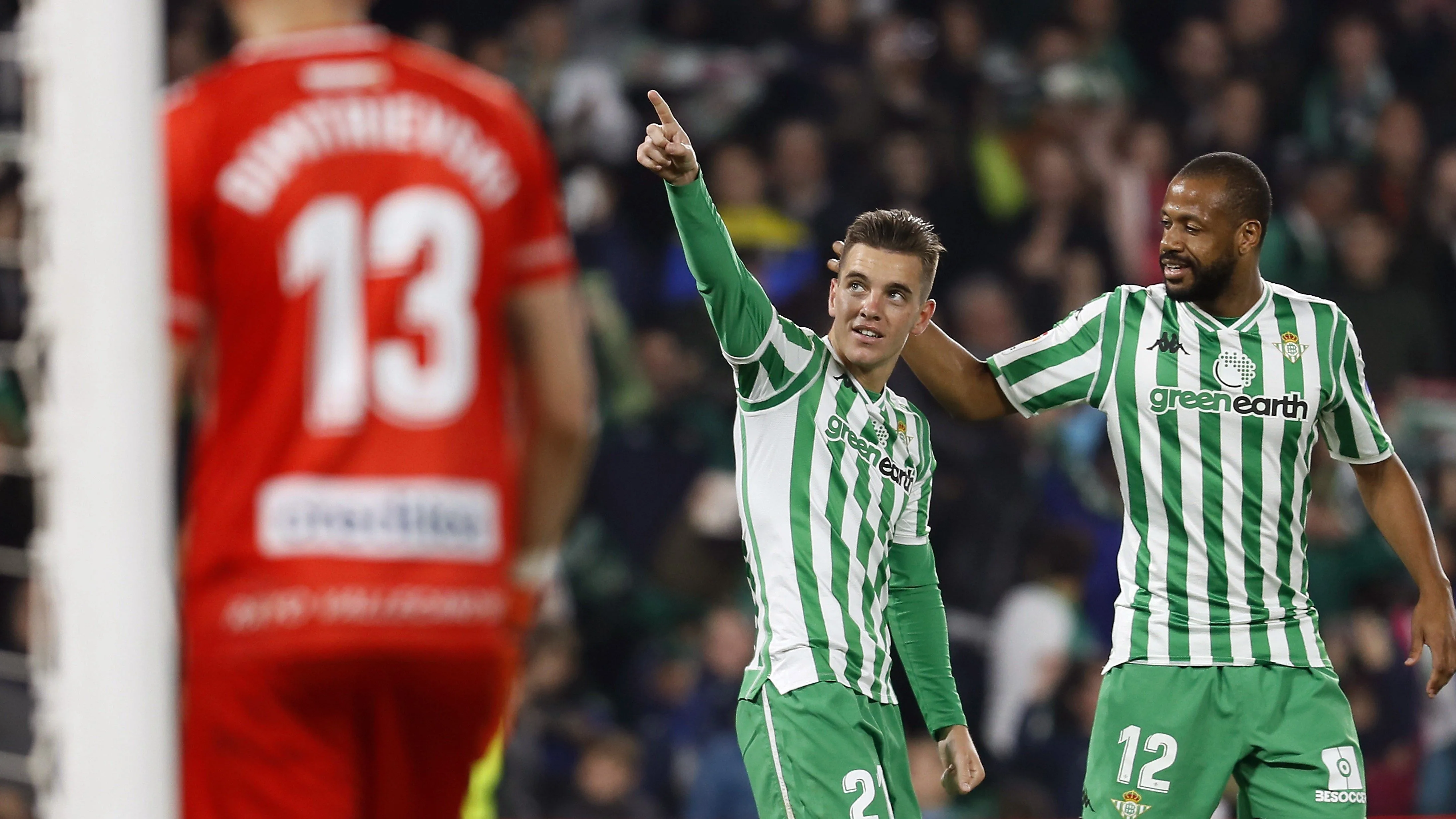 Lo Celso y Sidnei celebran el gol del argentino en el Villamarín