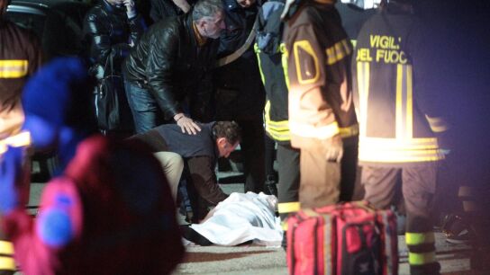 Personal de los servicios de emergencia atend&iacute;an a un herido en la estampida registrada en una discoteca en Corinaldo