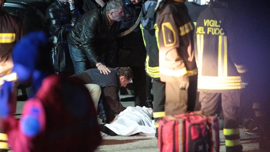 Personal de los servicios de emergencia atendían a un herido en la estampida registrada en una discoteca en Corinaldo Personal de los servicios de emergencia atendían a un herido en la estampida registrada en una discoteca en Corinaldo