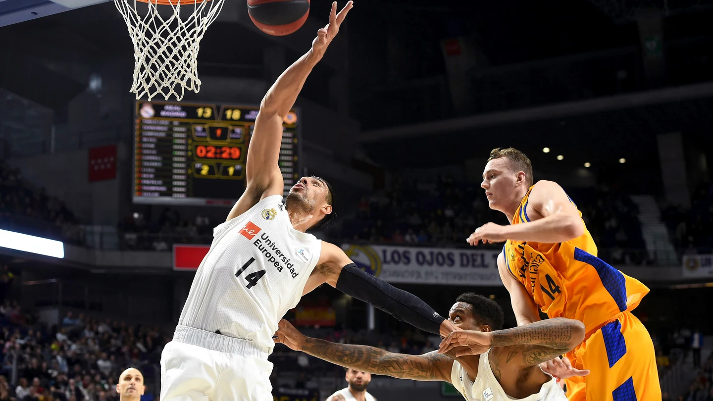 Ayón intenta capturar el rebote ante el Herbalife Gran Canaria Ayón intenta capturar el rebote ante el Herbalife Gran Canaria