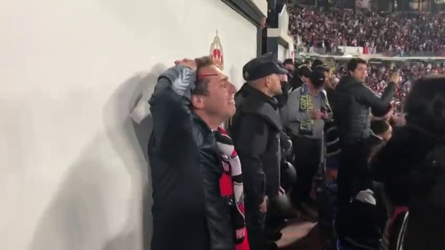 La emoci&oacute;n de los aficionados de River Plate en el Santiago Bernab&eacute;u tras ganar la Copa Libertadores
