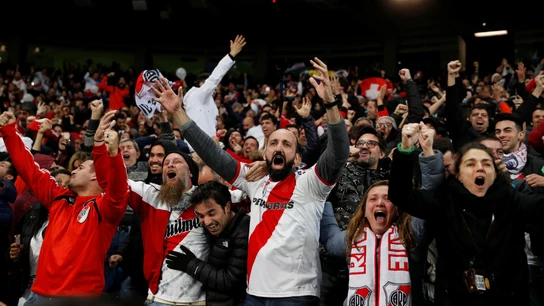 Aficionados de River Plate celebran el triunfo en el Santiago Bernabéu Aficionados de River Plate celebran el triunfo en el Santiago Bernabéu