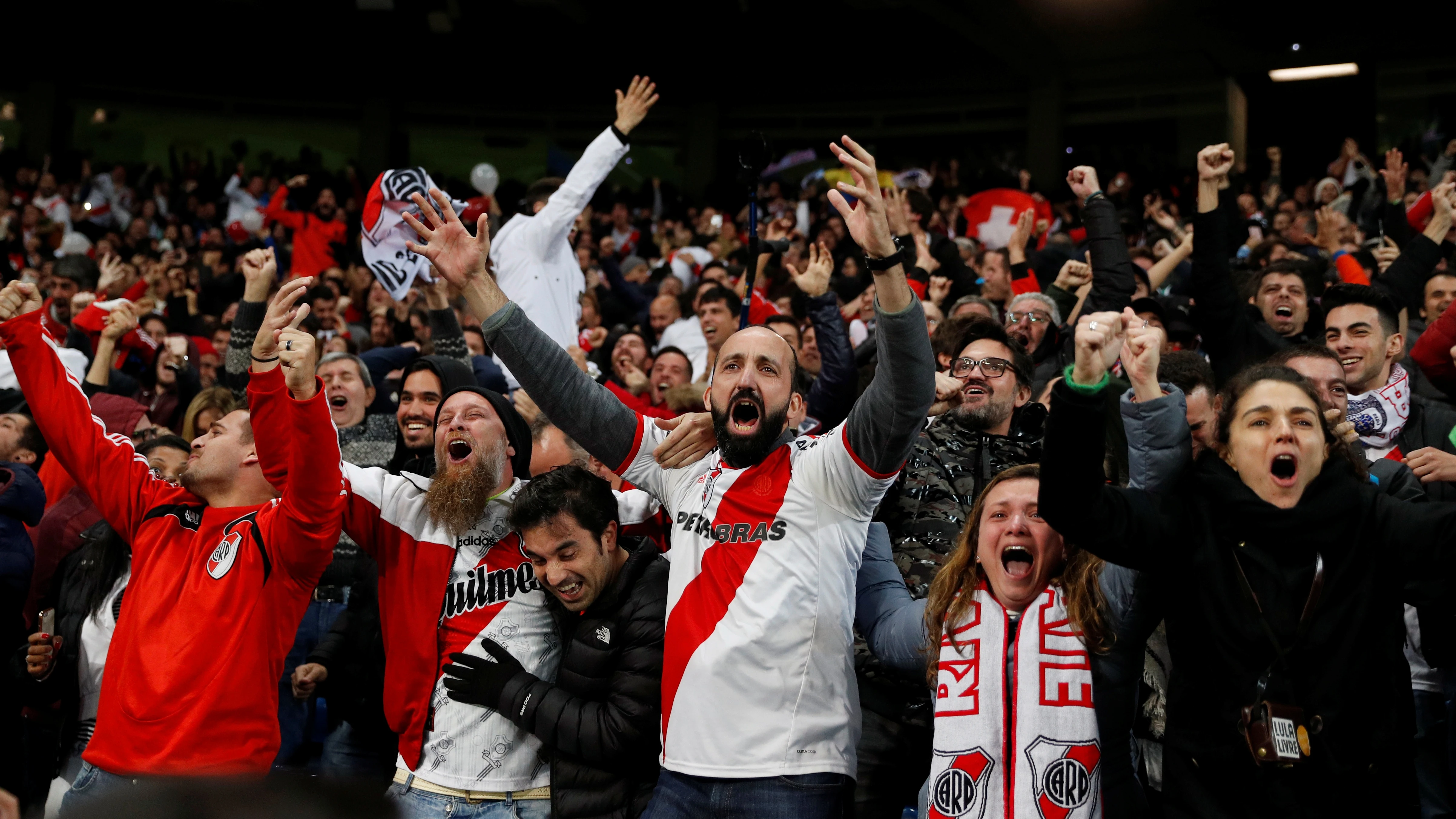 Aficionados de River Plate celebran el triunfo en el Santiago Bernabéu