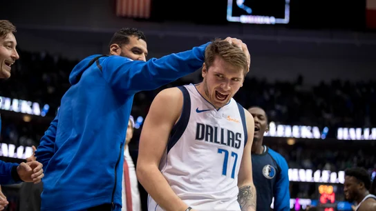 Luka Doncic celebra la victoria de Dallas Mavericks Luka Doncic celebra la victoria de Dallas Mavericks