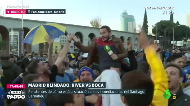 Un periodista de laSexta en las inmediaciones del Bernabéu