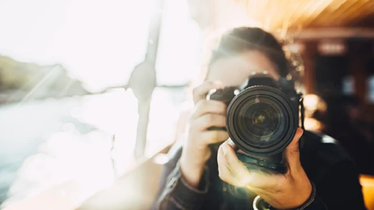 Imagen de archivo de una persona con una cámara fotográfica Imagen de archivo de una persona con una cámara fotográfica