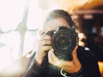 Imagen de archivo de una persona con una cámara fotográfica Imagen de archivo de una persona con una cámara fotográfica