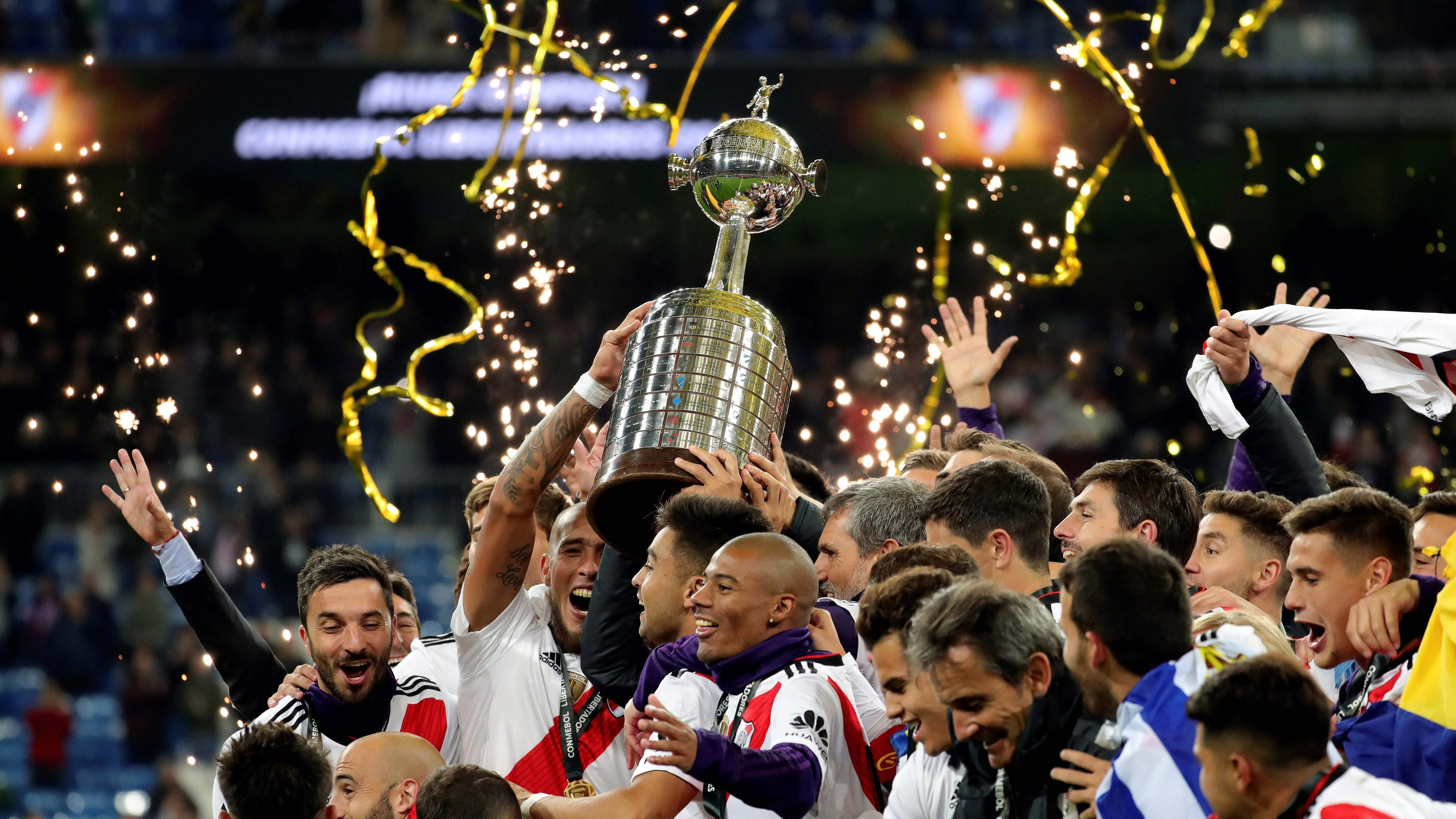 Los jugadores de River Plate levantan la Copa Libertadores al cielo de Madrid