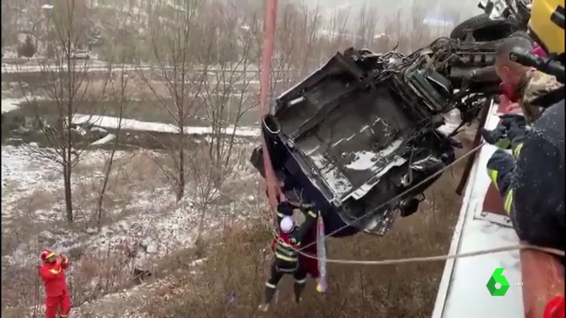 Imagen del camión a punto de caer en China