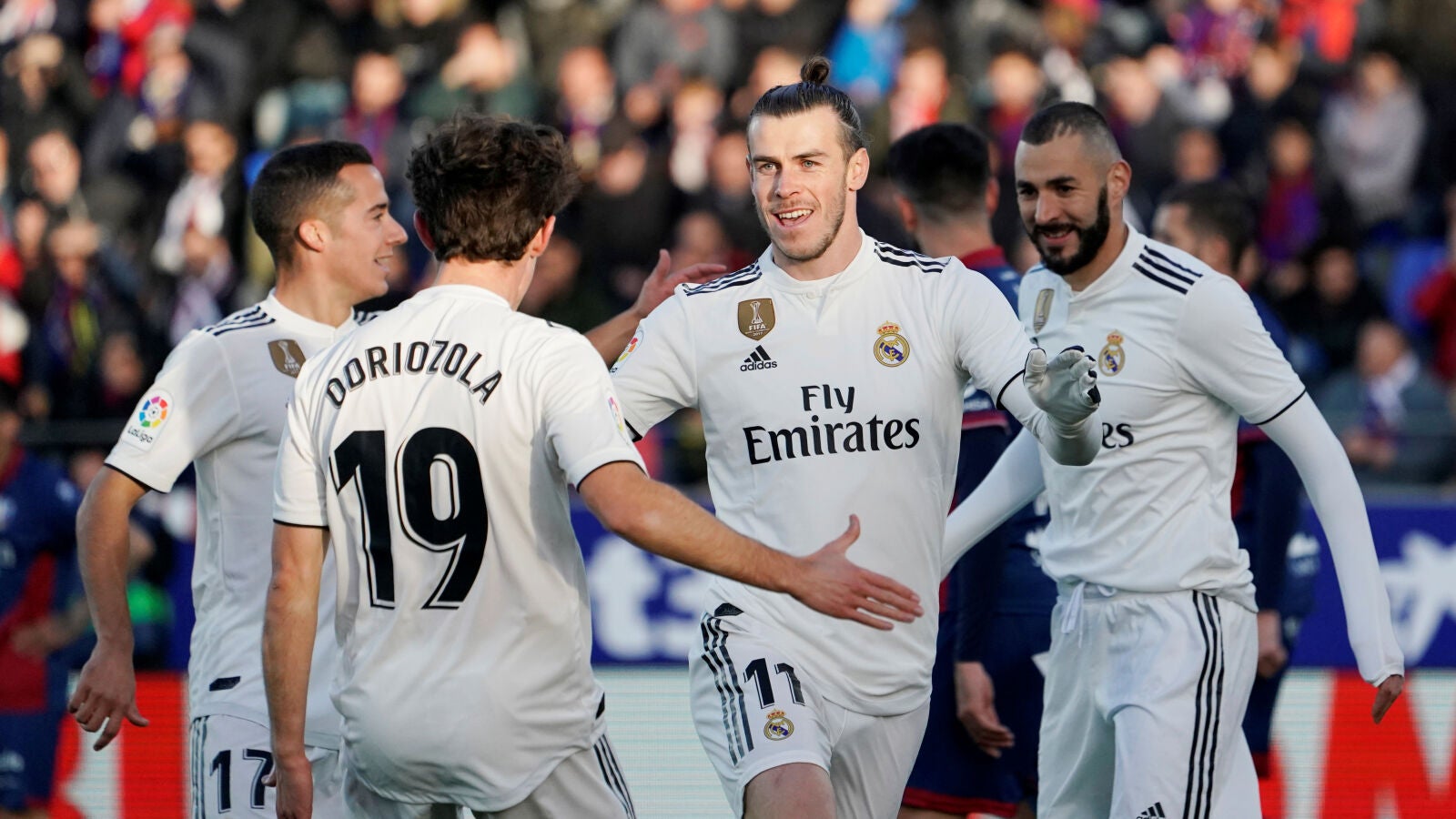 Los jugadores del Madrid felicitan a Gareth Bale tras el gol del gal&eacute;s