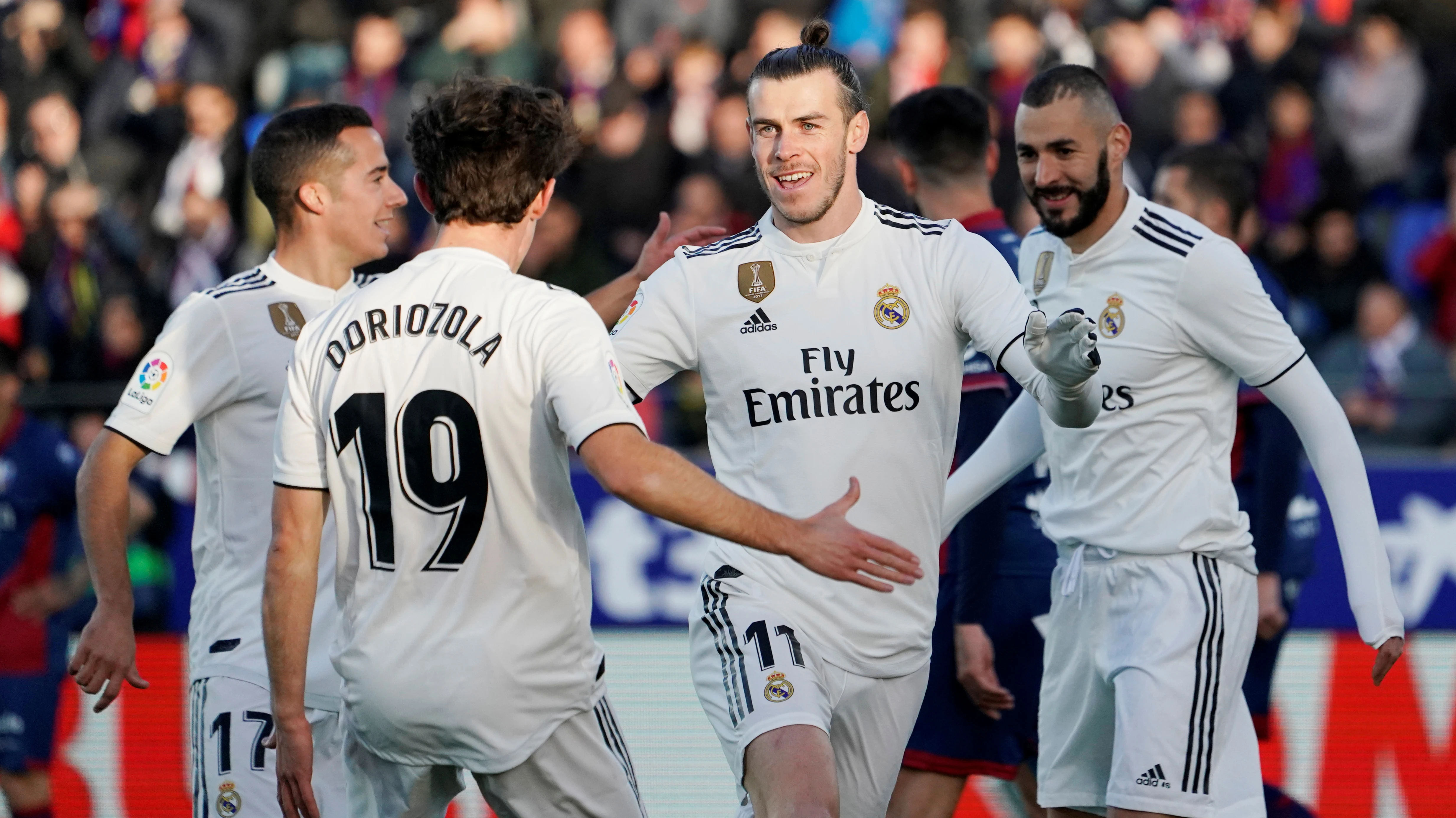 Los jugadores del Madrid felicitan a Gareth Bale tras el gol del galés