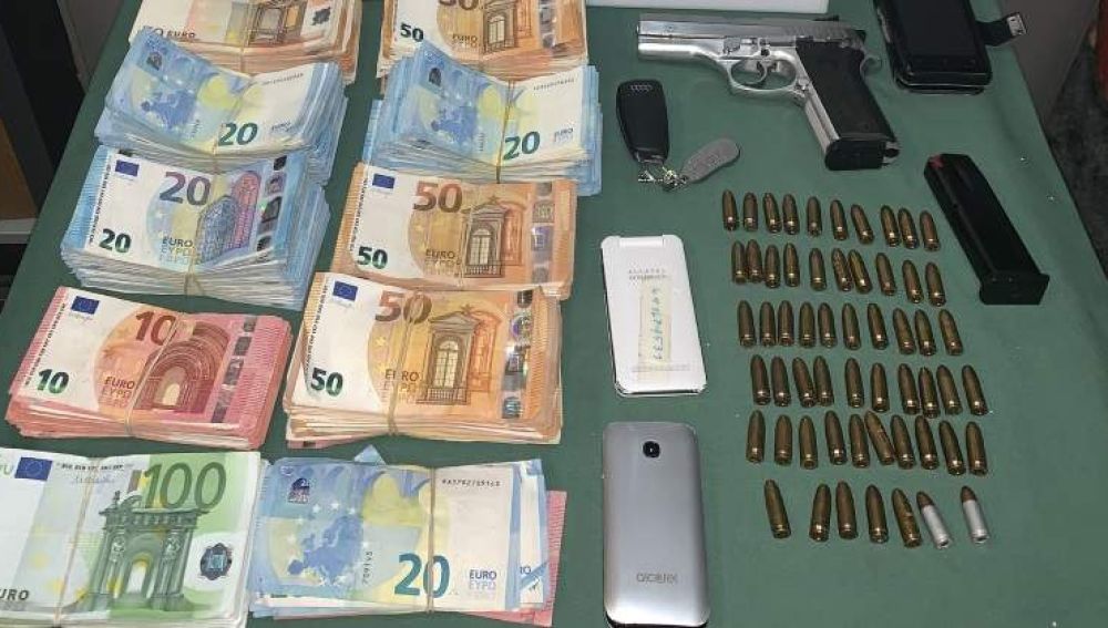 Dinero y una pistola intervenidas en la operación 'Rávena'