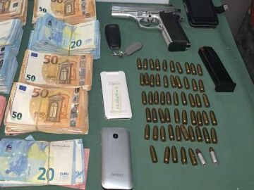 Dinero y una pistola intervenidas en la operación 'Rávena' Dinero y una pistola intervenidas en la operación 'Rávena'