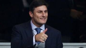 Zanetti levanta el pulgar en el Santiago Bernabéu