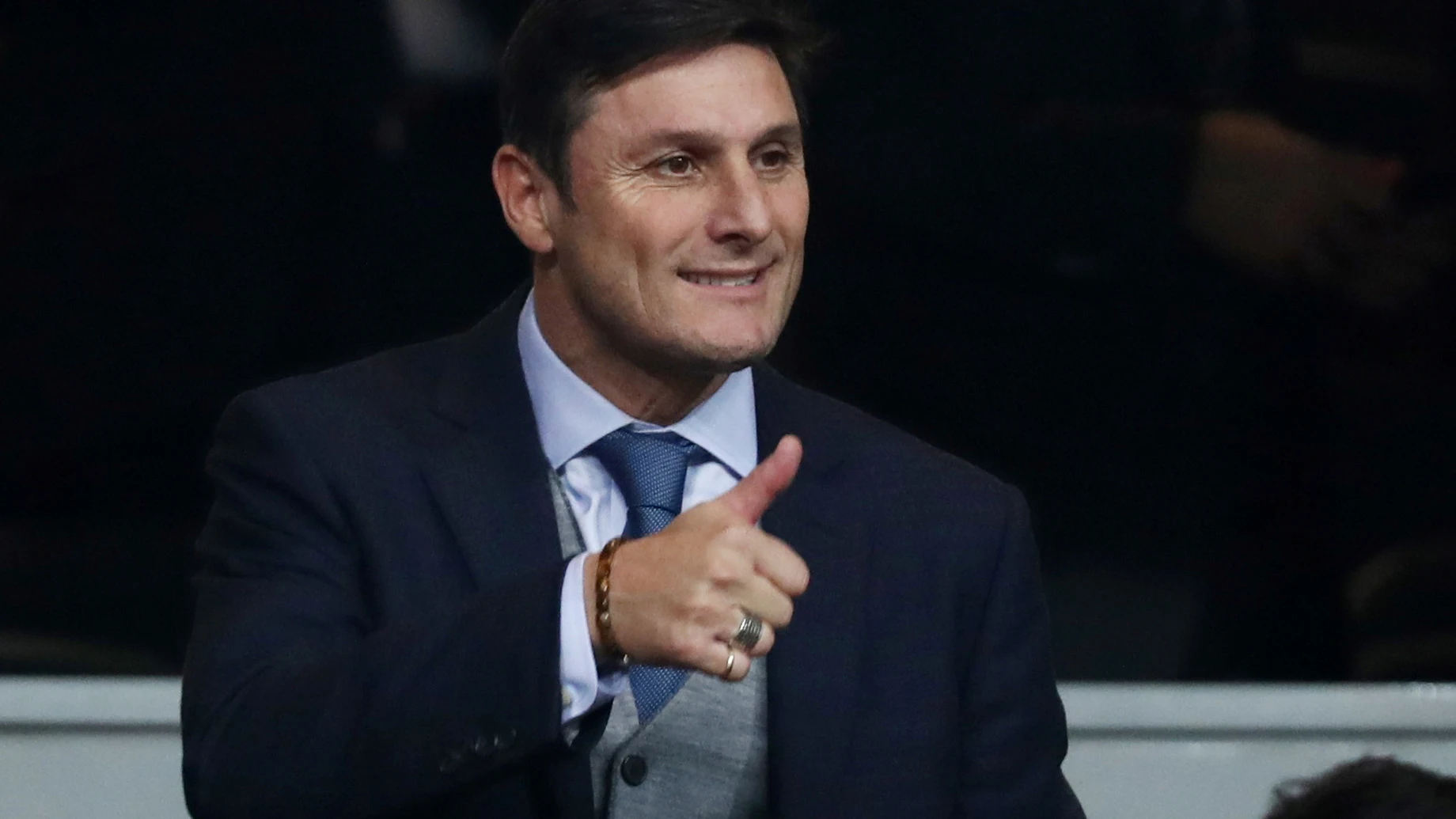 Zanetti levanta el pulgar en el Santiago Bernabéu