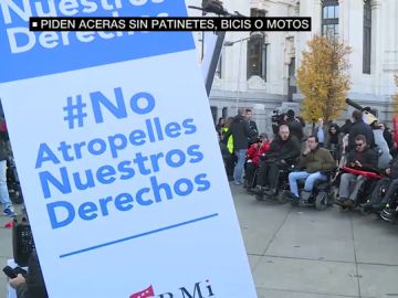 Personas con discapacidad denuncian el peligro que suponen los patinetes eléctricos y piden una normativa que regule su uso Personas con discapacidad denuncian el peligro que suponen los patinetes eléctricos y piden una normativa que regule su uso