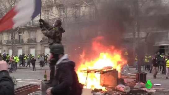 Las revueltas en las calles francesas no cesan Macron anuncia medidas para frenar las protestas de los 'chalecos amarillos' en las calles de Francia
