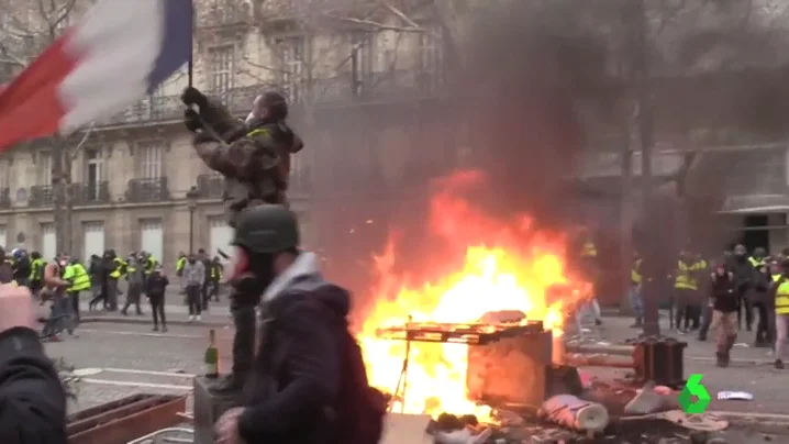 Macron anuncia medidas para frenar las protestas de los 'chalecos amarillos' en las calles de Francia