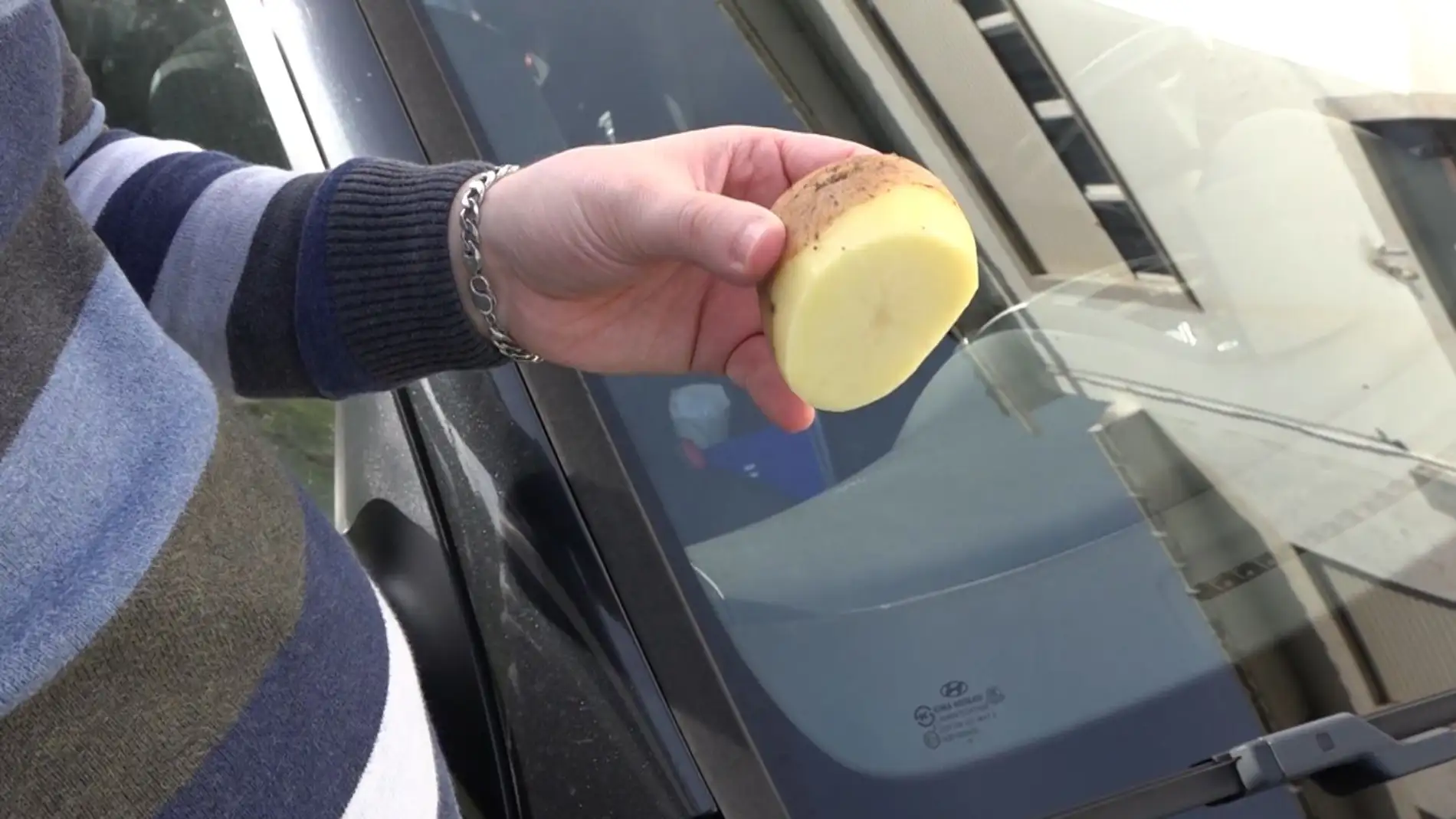 Una patata, el truco para evitar que se empañen los cristales este invierno  - VÍDEO