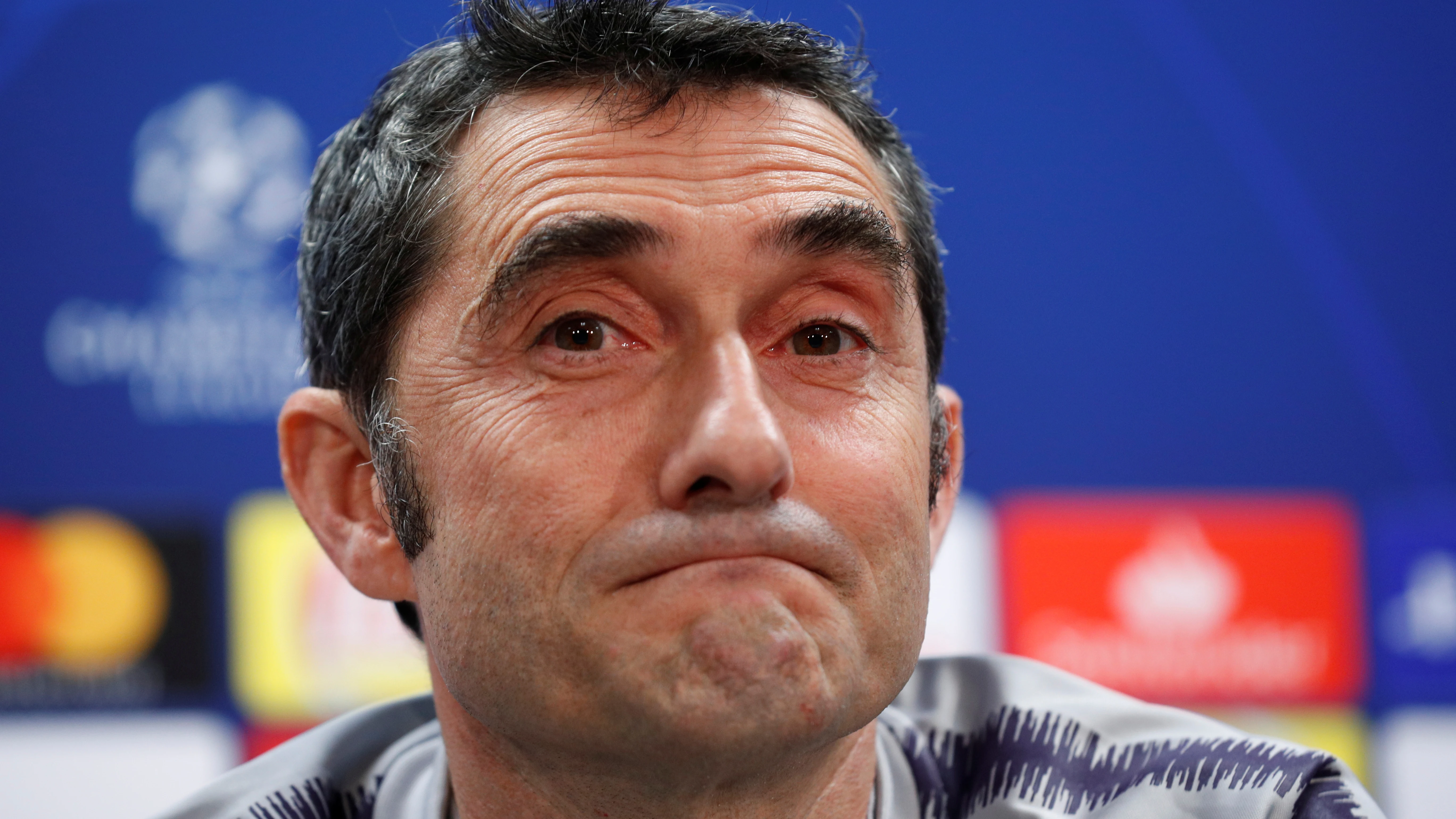 Ernesto Valverde gestualiza en sala de prensa