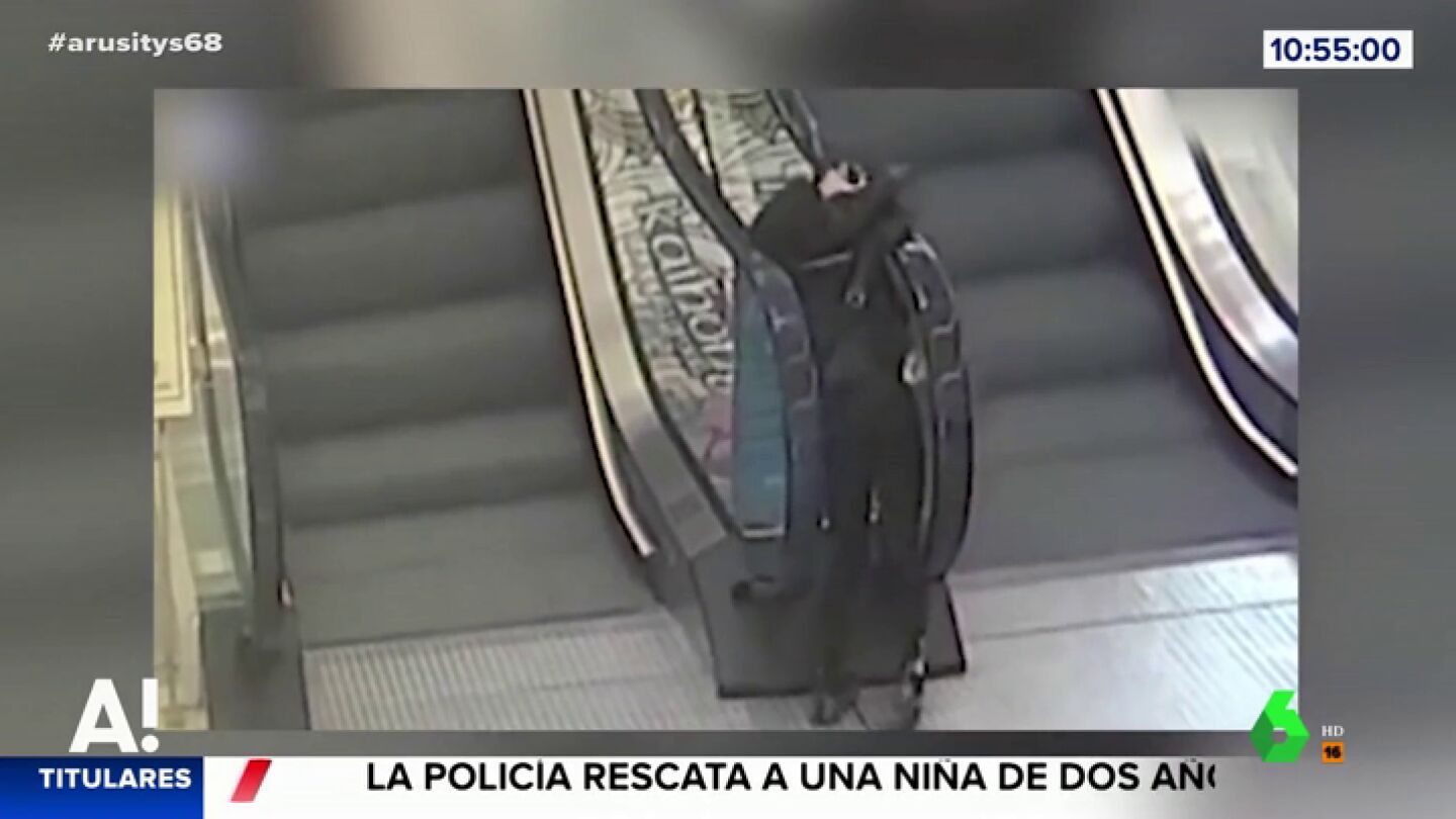 La rapidez de un hombre salva a un ni&ntilde;o que estaba a punto de ser succionado por una escalera mec&aacute;nica 