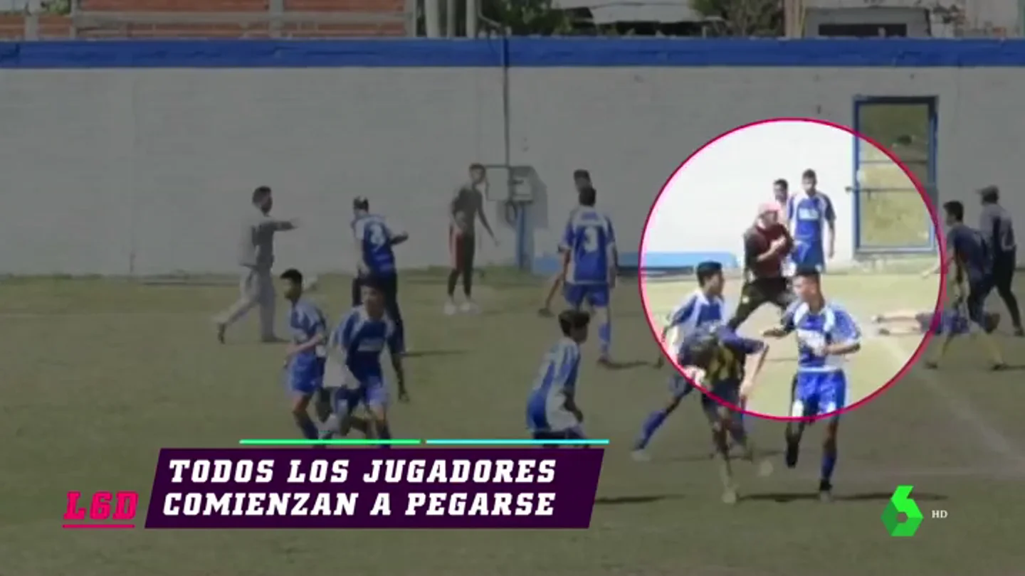 Batalla campal en un partido de cadetes en Argentina tras la agresión de un jugador al árbitro Batalla campal en un partido de cadetes en Argentina tras la agresión de un jugador al árbitro