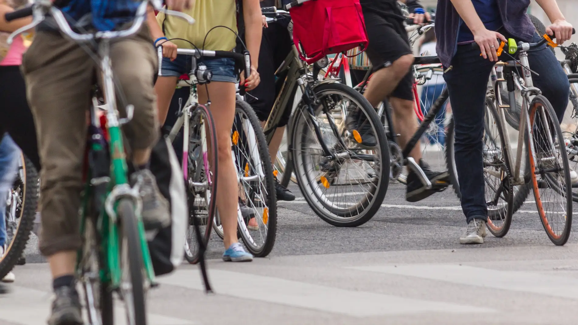 Hay que estudiar medidas para potenciar la sustitución de viajes cortos en coche por la bicicleta.