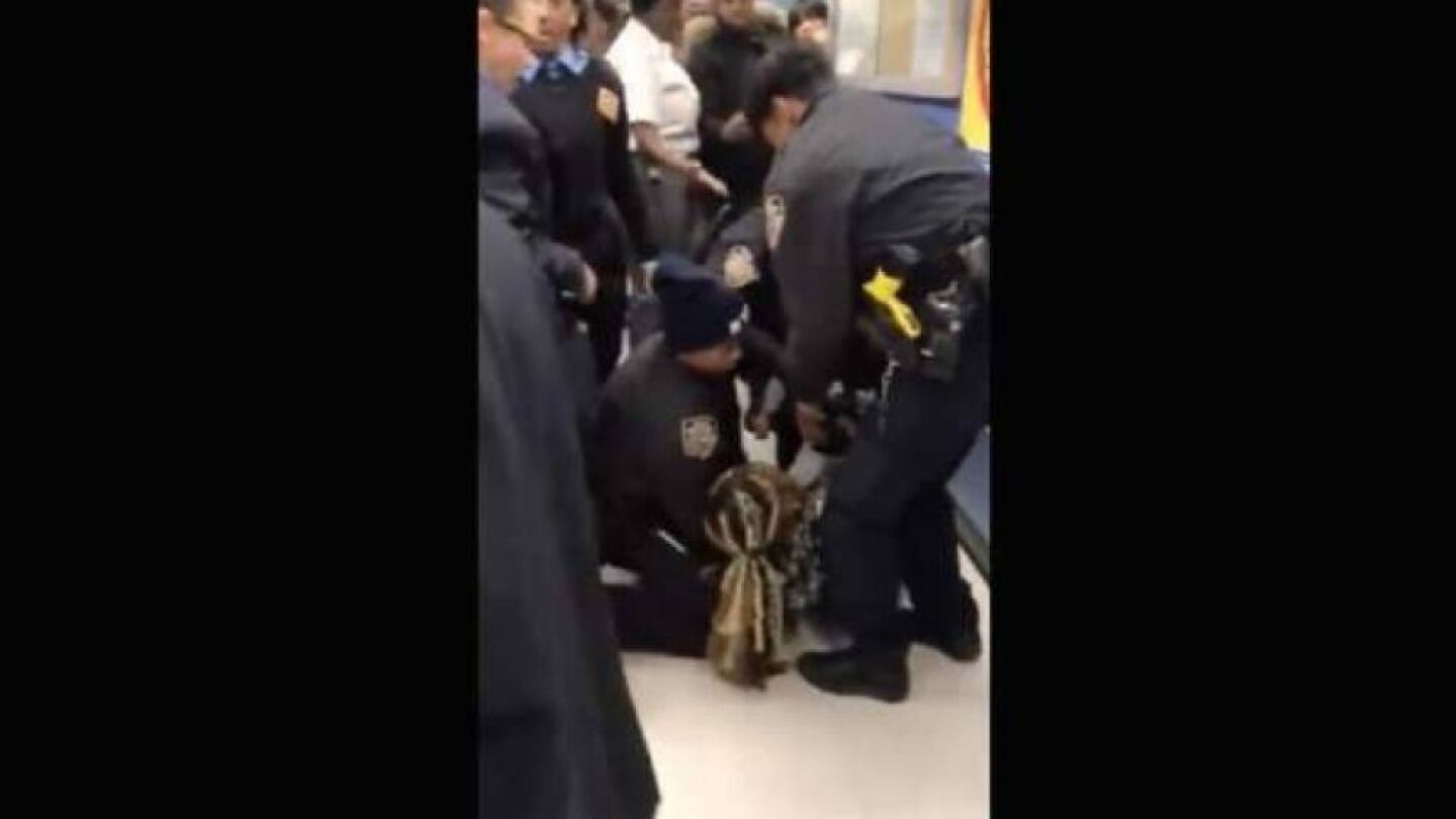 La Polic&iacute;a de Nueva York forcejea con una mujer