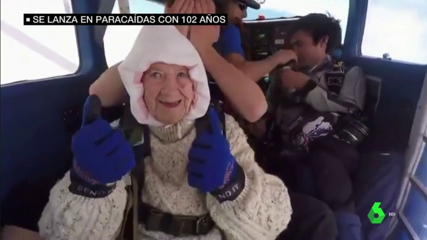 El salto solidario de una paracaidista de 102 a&ntilde;os