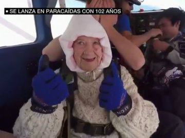 El salto solidario de una paracaidista de 102 años El salto solidario de una paracaidista de 102 años