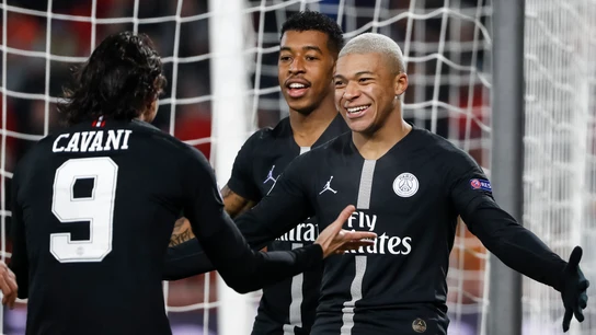 Mbappé celebra con Cavani el gol del uruguayo contra el Estrella Roja Mbappé celebra con Cavani el gol del uruguayo contra el Estrella Roja