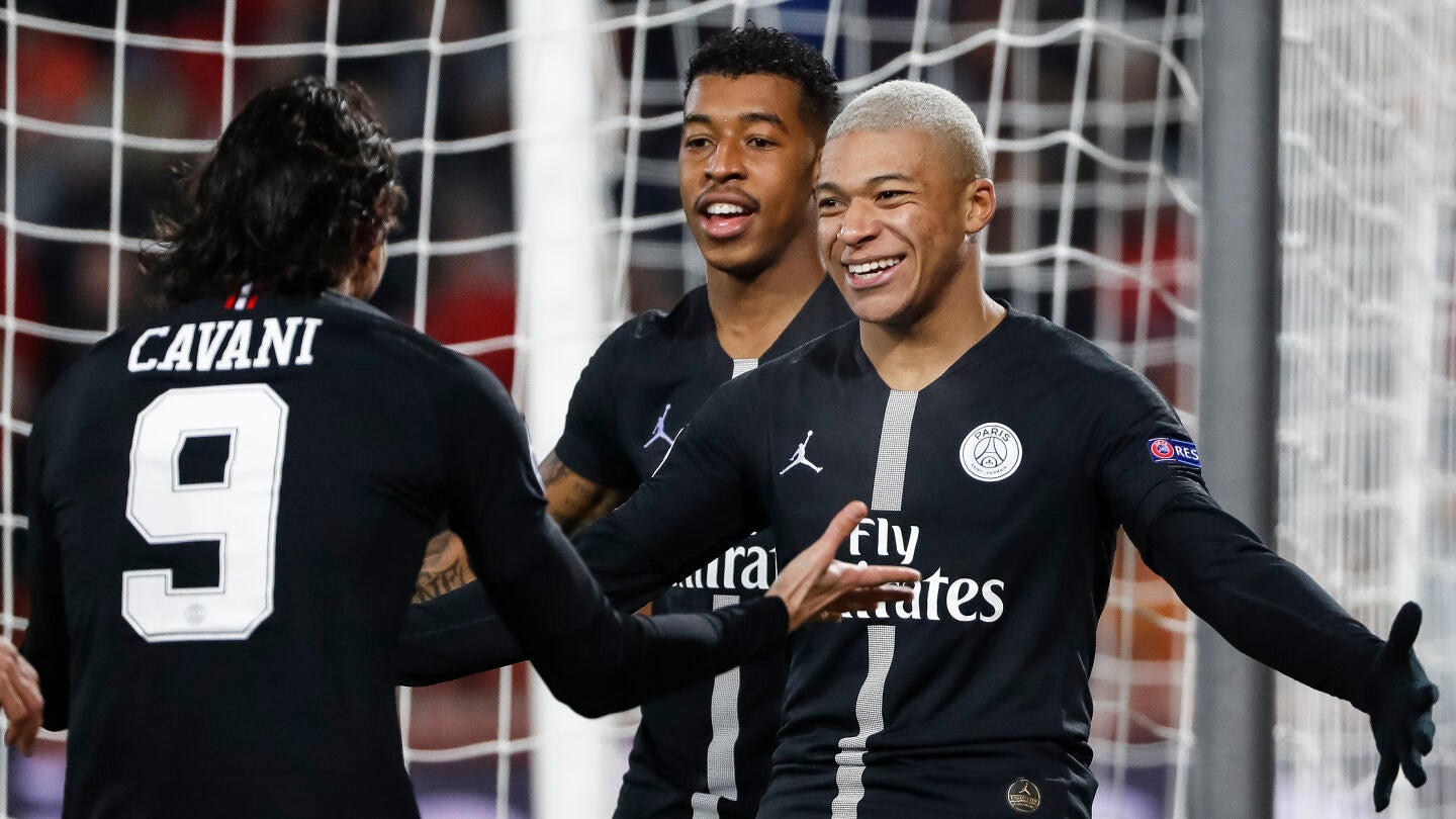 Mbapp&eacute; celebra con Cavani el gol del uruguayo contra el Estrella Roja
