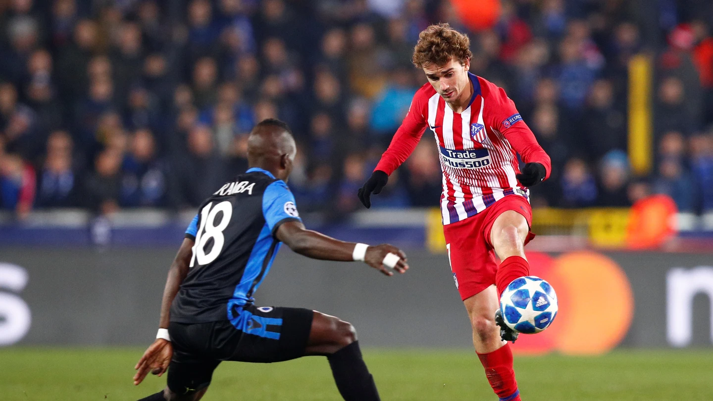 Griezmann realiza un pase en el partido contra el Brujas Griezmann realiza un pase en el partido contra el Brujas