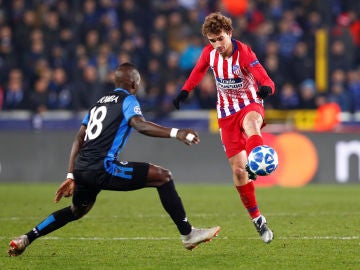 Griezmann realiza un pase en el partido contra el Brujas Griezmann realiza un pase en el partido contra el Brujas