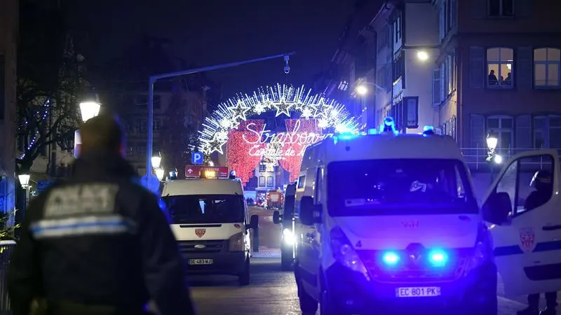 Vista de vehículos de la policía francesa estacionados cerca del lugar del tiroteo