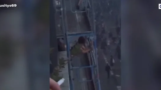 Graban a una pareja teniendo sexo durante las protestas de los chalecos amarillos en París Graban a una pareja teniendo sexo durante las protestas de los chalecos amarillos en París