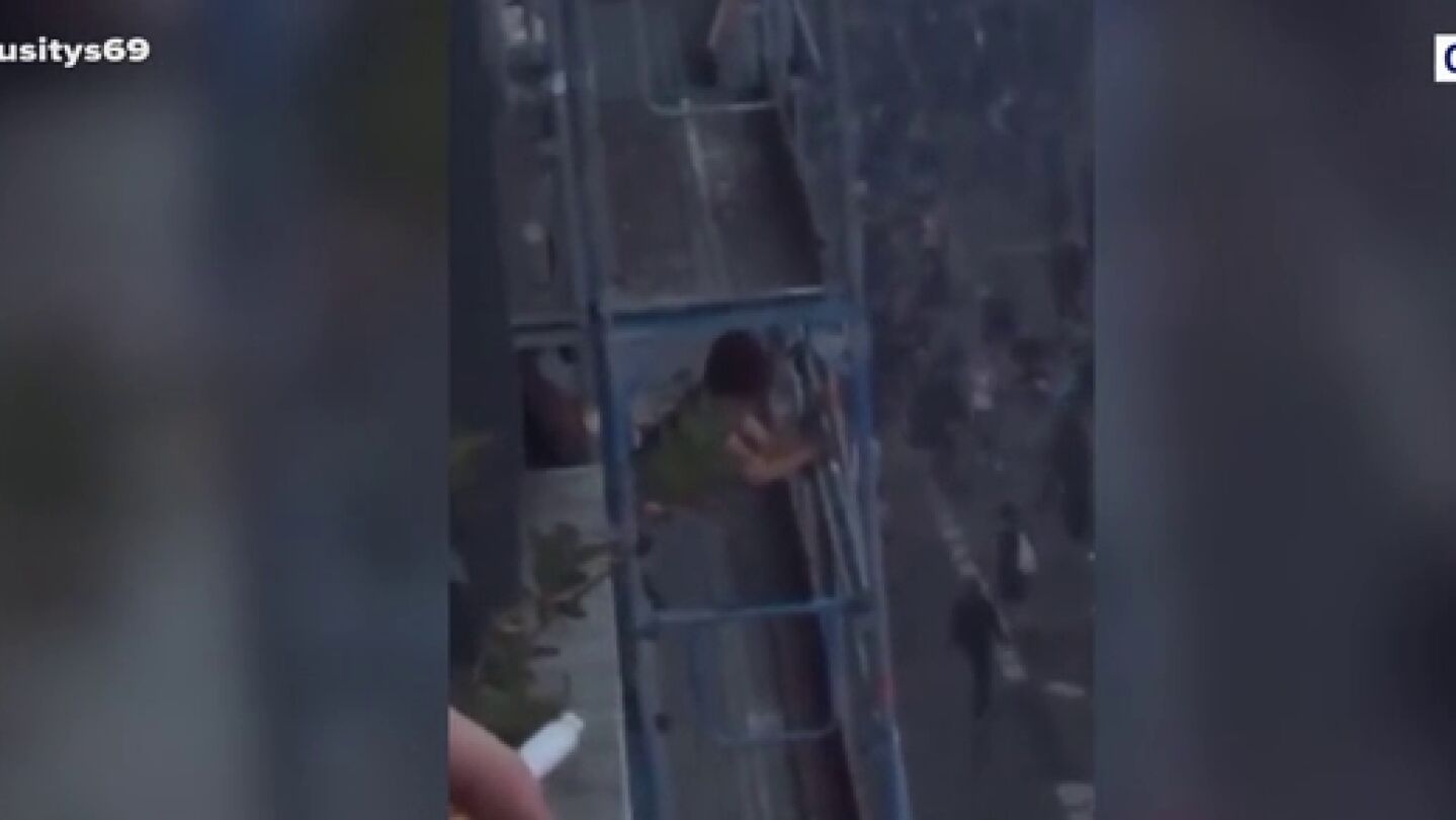 Graban a una pareja teniendo sexo durante las protestas de los chalecos amarillos en Par&iacute;s