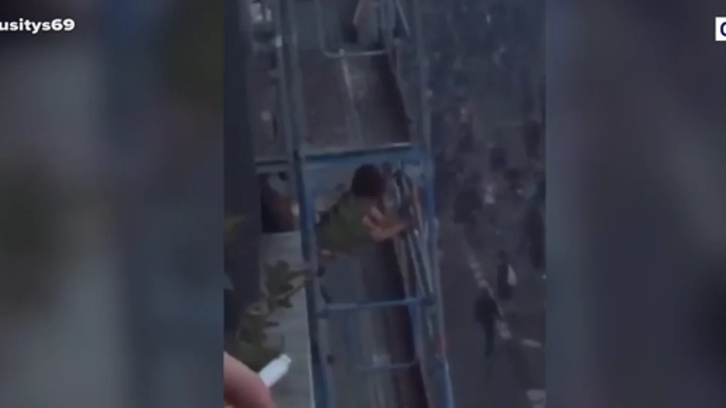 Graban a una pareja teniendo sexo durante las protestas de los chalecos amarillos en París Graban a una pareja teniendo sexo durante las protestas de los chalecos amarillos en París