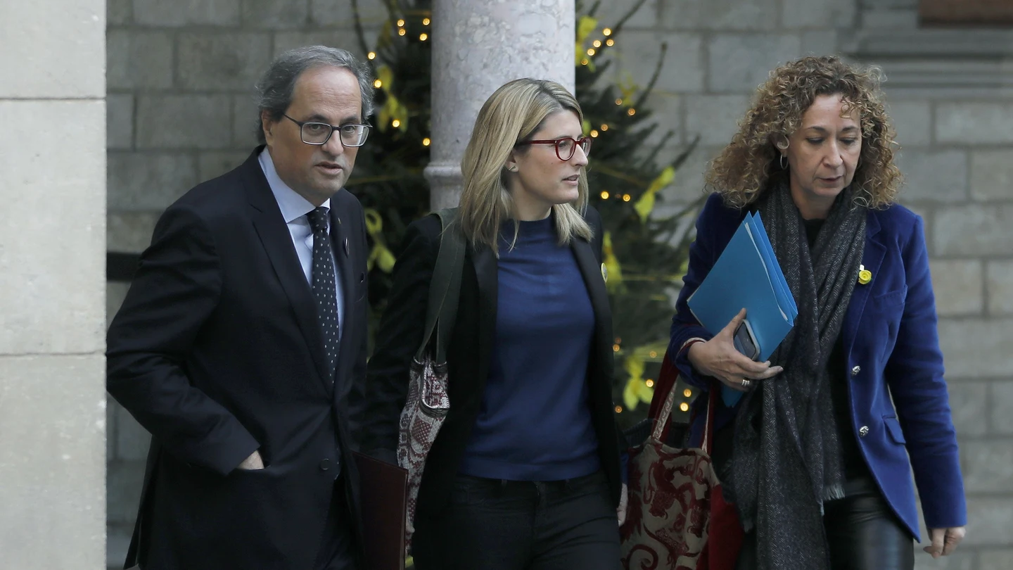 Quim Torra acompañado por la las conselleras de Presidencia, Elsa Artadi, y de Justicia, Ester Capella Quim Torra acompañado por la las conselleras de Presidencia, Elsa Artadi, y de Justicia, Ester Capella